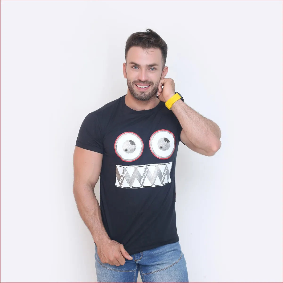 Camiseta Negra Estampado Metalico Cuello Redondo