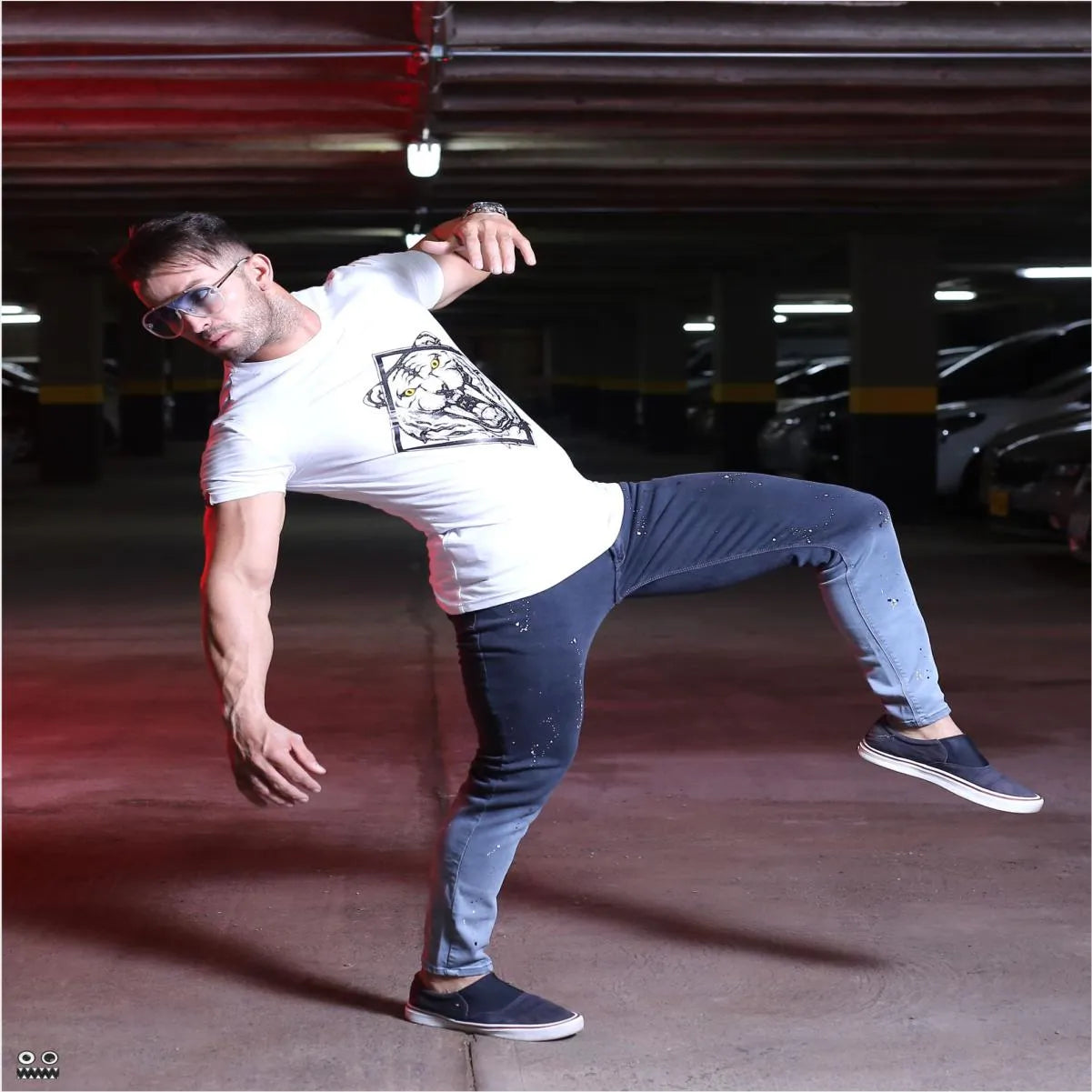 Camiseta Tigre Triangulo Blanco Cuello Redondo