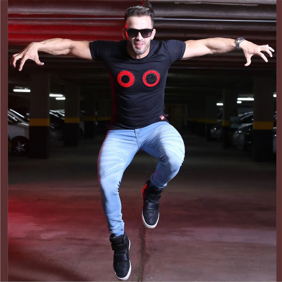 Camiseta Ojos Bordados Pixelados Negro Cuello Redondo