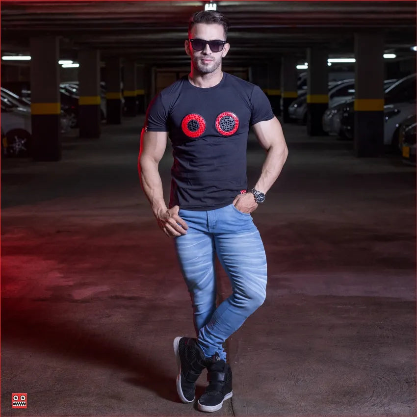 Camiseta Ojos Bordados Pixelados Negro Cuello Redondo