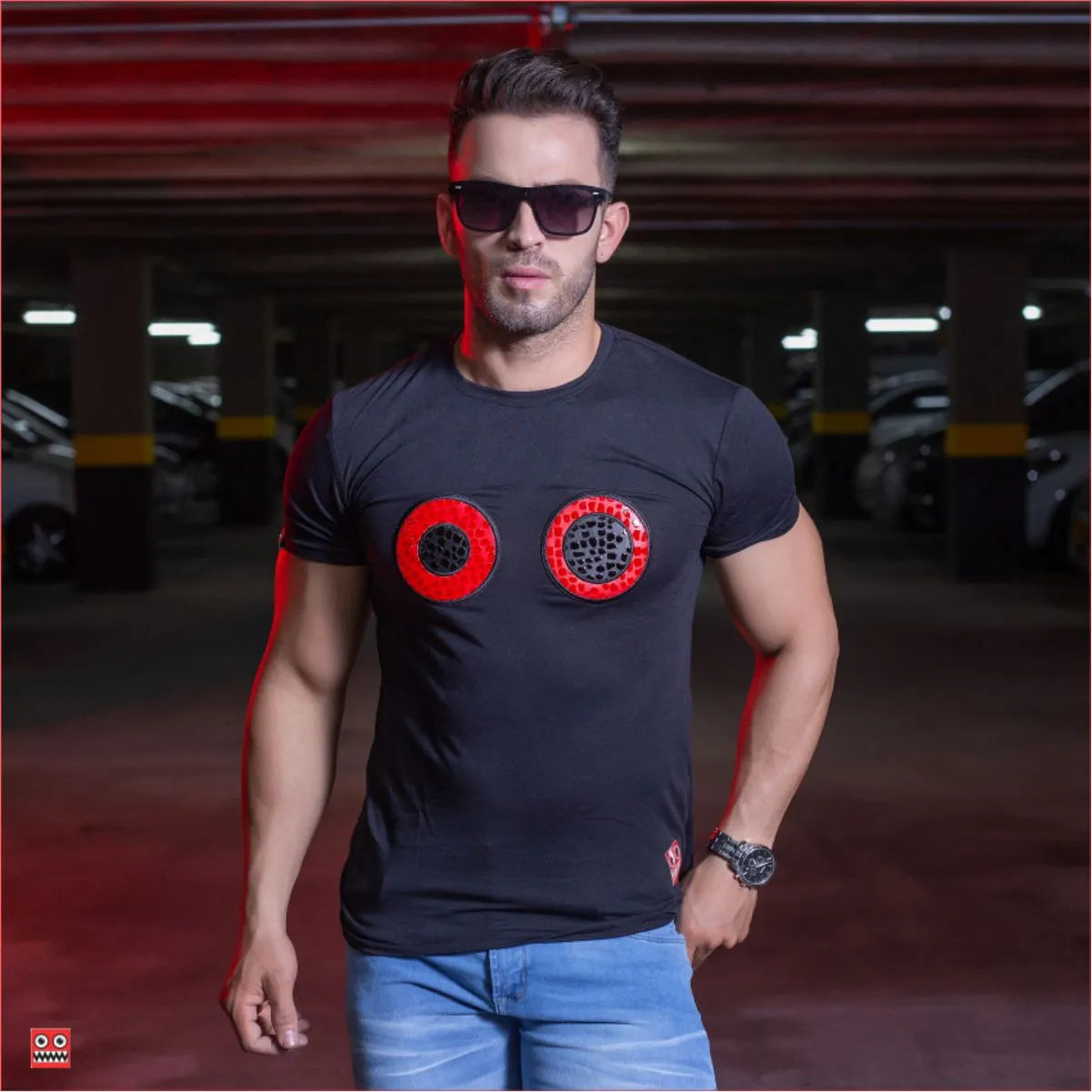 Camiseta Ojos Bordados Pixelados Negro Cuello Redondo
